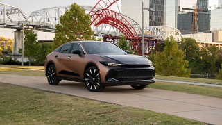 Đánh giá xe Toyota Crown 2024: Thiết kế thể thao, nội thất như xe sang
