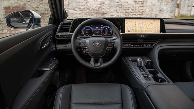 Vô lăng xe Toyota Crown 2023 được làm mới với thiết kế hiện đại, khu vực màn hình nổi, bảng điều khiển trung tâm kích thước lớn.