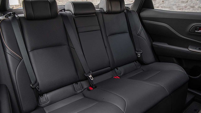 Khoang hành khách phía sau của Toyota Crown 2023 đủ thoải mái cùng loạt tiện nghi bệ tỳ tay, cửa gió phía sau.