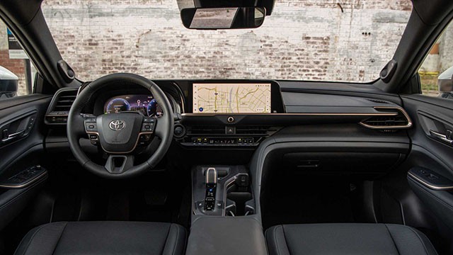 Toyota Crown 2023 có khoang nội thất vô cùng ấn tượng với thiết kế như xe sang cùng loạt vật liệu cao cấp.