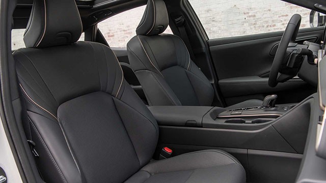 Toyota Crown 2023 có ghế ngồi bọc da cao cấp kết hợp thiết kế ôm sát cơ thể, ghế trước có khả năng chỉnh điện, nhớ vị trí hiện đại.