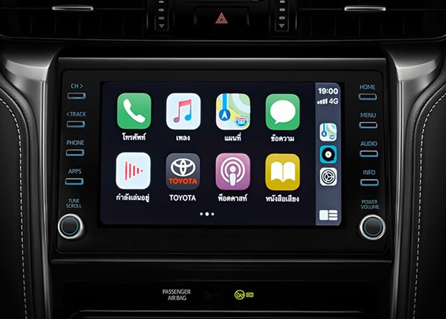 Màn hình cảm ứng trung tâm 8 inch trên taplo Fortuner 2023