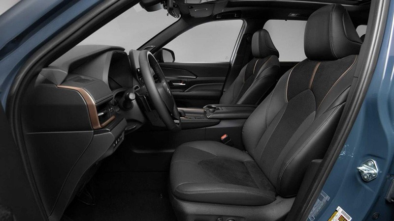 Toyota Grand Highlander 2023 với không gian nội thất rộng rãi, hàng loạt vật liệu cao cấp được ứng dụng ở khu vực này.