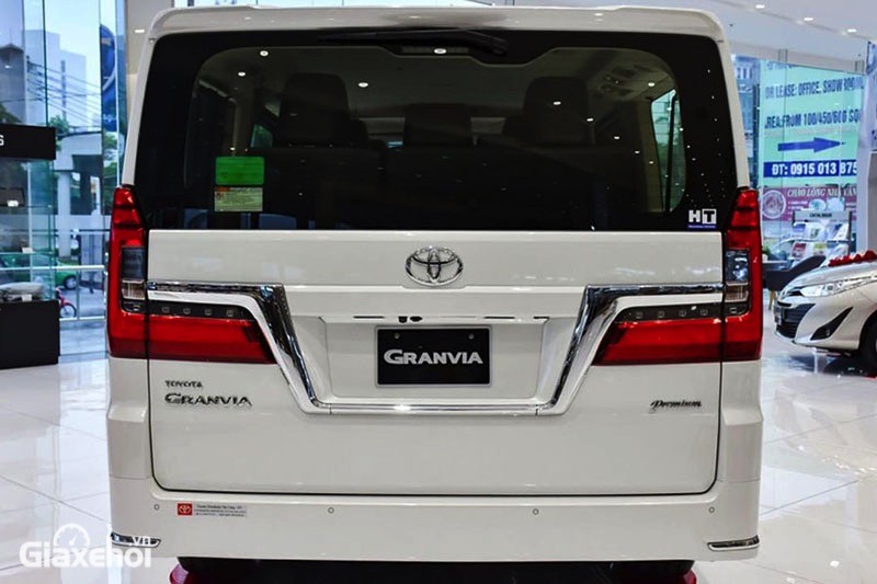 Toyota Granvia 2023 đuôi xe