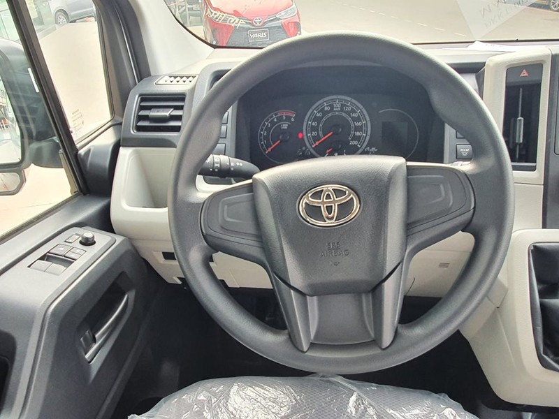 Toyota Hiace 2023 giá lăn bánh, đánh giá xe, ưu đãi (09/2022)
