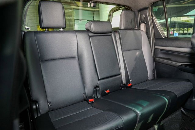 Hàng ghế sau Toyota Hilux 2023 có phần hạn hẹp về khoảng không đầu, vai và phần đầu gối, khiến người ngồi nhất là những hành khách cao lớn sẽ bị khó chịu.