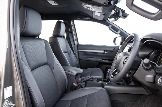 Tùy từng phiên bản mà hệ thống ghế ngồi của Toyota Hilux 2023 được bọc da hay nỉ khác nhau.