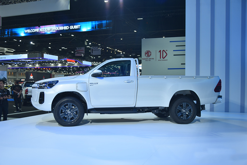 Ở hai bên thân xe, Toyota Hilux Revo BEV Concept 2023 giống hệt nhau với các chi tiết như tay nắm cửa, gương sẽ có các tính năng cơ bản như chỉnh/gập điện cùng màu thân xe.