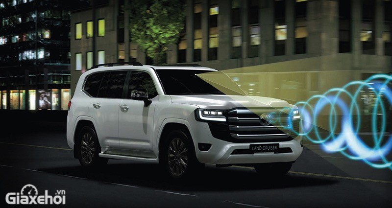 Toyota Land Cruiser không có đối thủ bởi phân khúc riêng biệt và mức giá cũng đắt ngang xe sang nhưng vẫn hút khách.