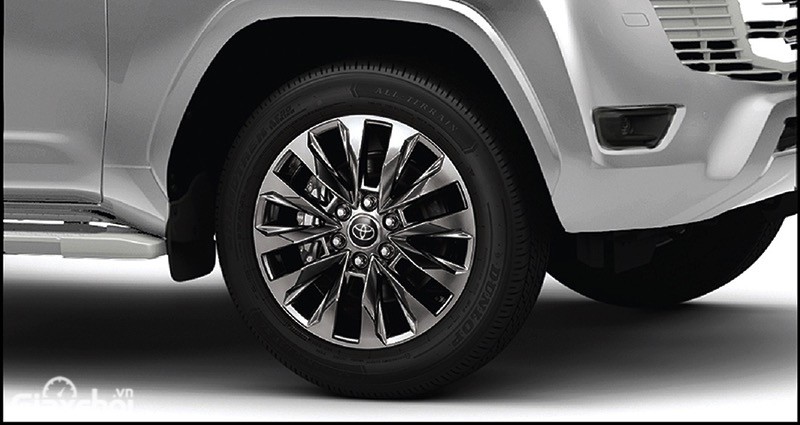 Thay đổi lớn nhất của Toyota Land Cruiser 2023 đến từ mâm xe 20 inch giống hệt bản nhập khẩu tư nhân từ Trung Đông.