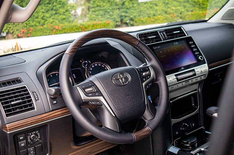 Toyota Land Prado 2023 có vô-lăng quen thuộc.