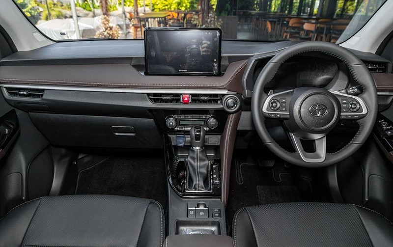 Không gian nội thất Toyota Vios 2024 sở hữu thiết kế thể thao hơn nhiều so với bản cũ.