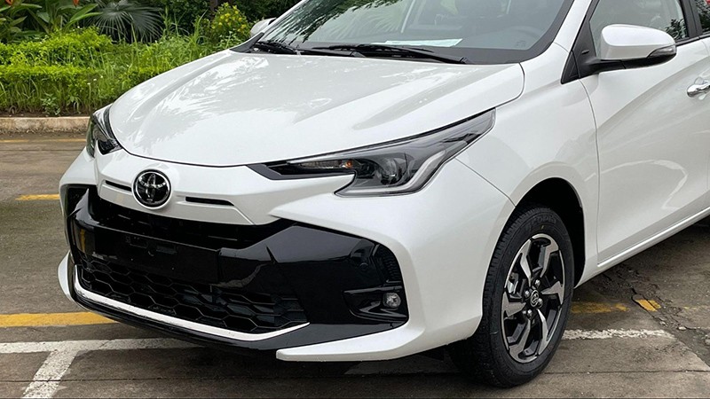 Toyota Vios 2023 xuất hiện với cụm lưới tản nhiệt mở rộng sang hai bên, thiết kế góc cạnh hơn nhiều.
