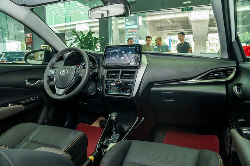 Vào bên trong khoang nội thất xe, Toyota Vios 2023 sử dụng vật liệu PU tổng hợp, thay thế cho chất liệu da như trước đây là điểm mới.&nbsp;