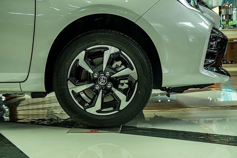 Điểm nổi bật trên thân xe, Toyota Vios 2023 trang bị bộ la zăng 6 chấu, phối màu đen trắng lạ mắt, kích thước 15 inch.&nbsp;