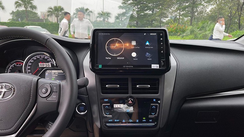 Trên taplo xe, Toyota Vios 2023 nâng cấp màn hình  trung tâm đặt nổi có kích thước lớn hơn: từ 7 inch lên 9 inch, hỗ trợ kết nối Apple CarPlay và Android Auto.