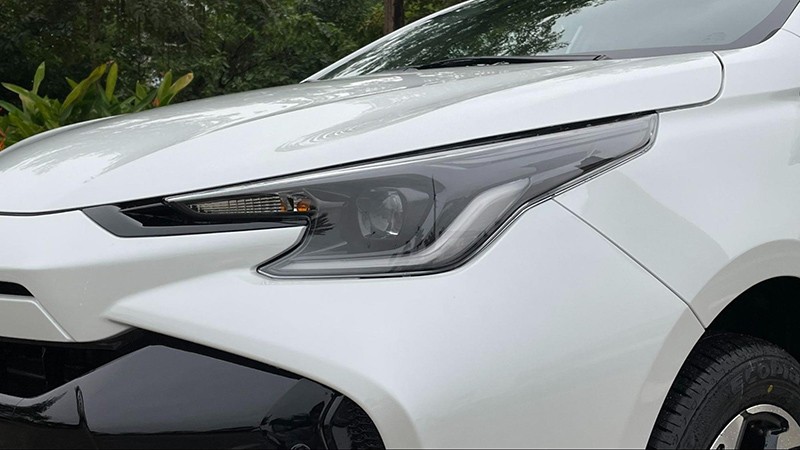 Toyota Vios 2023 trang bị đèn pha bi cầu dạng LED, vượt trội hơn hẳn so với các đối thủ trong phân khúc.