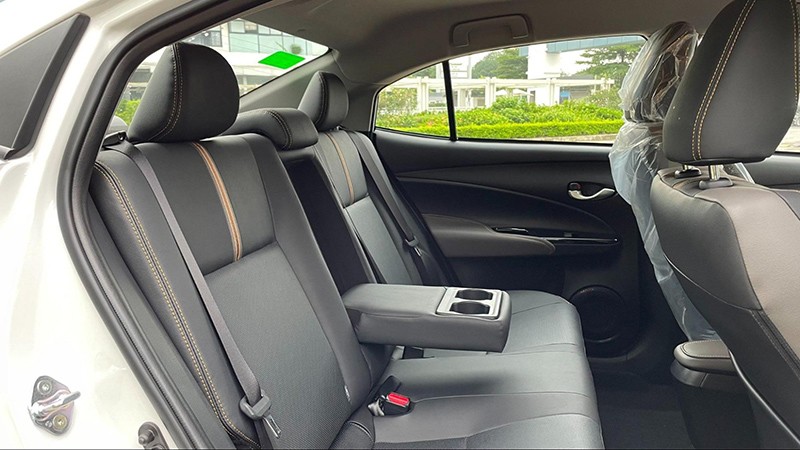 Không gian hàng ghế phía sau xe, Toyota Vios 2023 rộng rãi, bằng với Honda City. Khoảng sáng trần phía trên thoải mái cho hành khách có chiều cao dưới 1,7m.