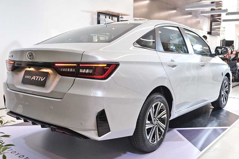 Toyota Vios 2023 sở hữu đuôi xe cơ bắp, nam tính hơn cùng đèn LED hiện đại, bộ khuếch lưu gió cũng xuất hiện.