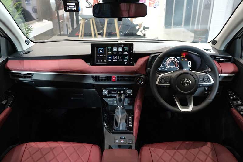 Toyota Vios 2023 với nội thất cải tiến toàn diện về thiết kế, bản cao cấp còn sử dụng tông màu đỏ/đen thể thao.
