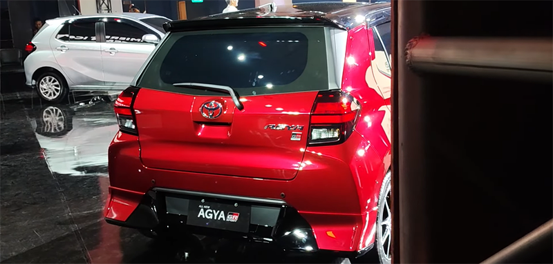 Việc làm mới nội thất của Toyota Wigo GR-Sport 2023 cũng bao gồm cả đuôi xe với biển số được đặt thấp hơn, tay nắm mở cửa cốp ẩn dưới logo.