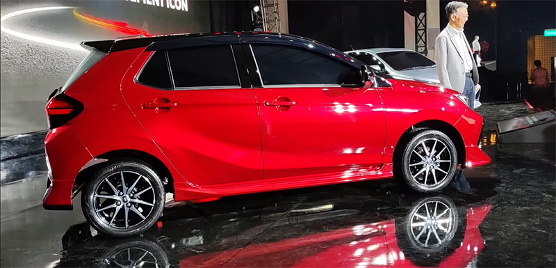 Toyota Wigo GR-Sport 2023 sẽ dùng bộ mâm 15 inch dạng phay bóng, hốc bánh xe được dập nổi tạo ra điểm nhấn riêng khi nhìn ngang phần thân.