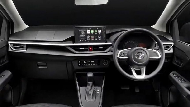Mọi ánh mắt của người dùng sẽ đổ dồn vào vị trí màn hình giải trí đặt nổi trên táp-lô của Toyota Wigo GR-Sport 2023.