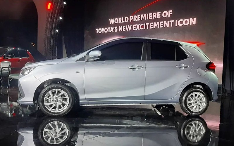 Nhằm gia tăng vẻ thể thao, nhiều chi tiết trên Toyota Wigo 2023 đã được sơn đen ở phần thân như gương chiếu hậu, các cột và phần nóc xe.