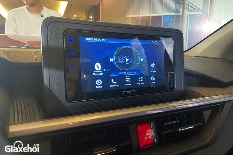 Trang bị tiện nghi của Toyota Wigo 2023 nổi bật với màn hình giải trí 7 inch có thể kết nối điện thoại thông minh và dàn âm thanh 4 loa.