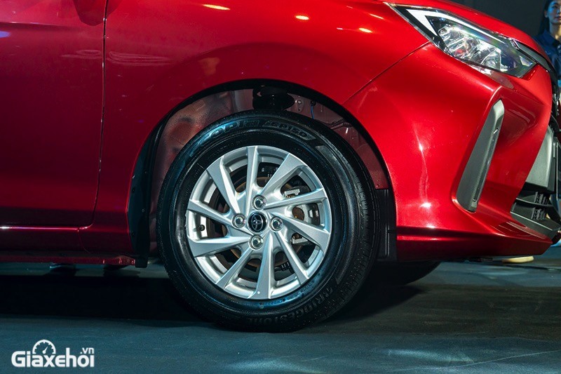 Điểm đáng tiếc trên Toyota Wigo 2023 đến từ bộ mâm hợp kim nhôm 1 tông màu chứ không phải phay xước, trông khá đơn điệu cùng kích thước nhỏ chỉ 14 inch.