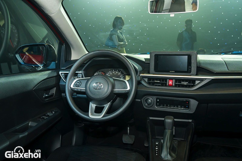 Xu hướng mới được thể hiện rõ trên Toyota Wigo 2023 với màn hình giải trí 7 inch đặt nổi, cụm điều hoà điện tử hiện đại được đặt trong lớp kính thể hiện sự chỉn chu và kết hợp nút bấm khởi động.