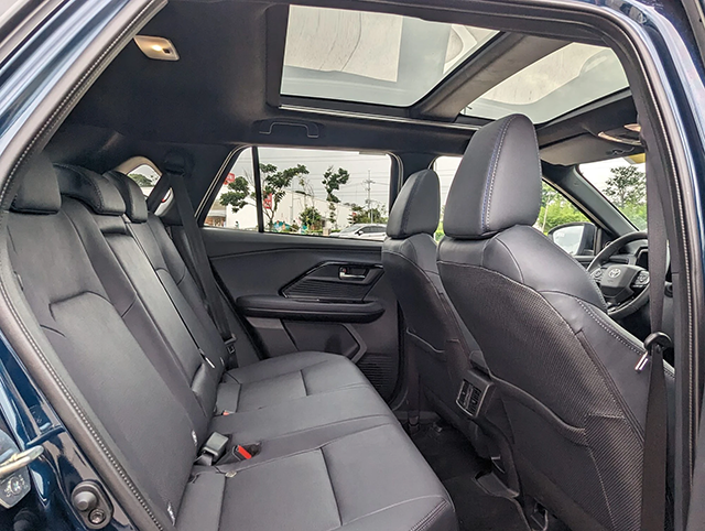 Toyota Yaris Cross Hybrid 2023 trang bị cửa sổ trời toàn cảnh