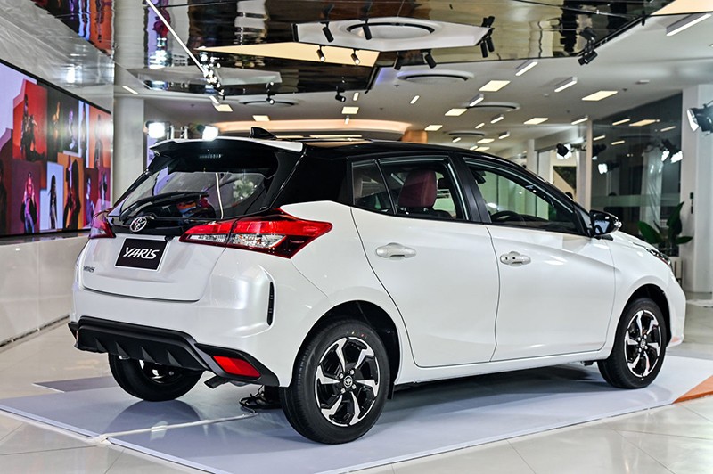 Đuôi xe Toyota Yaris 2023 thay đổi nhẹ với cản sau có nhiều đường chia gió hơn gia tăng tính khí động học cho chiếc xe hạng B 5 cửa này.