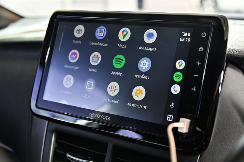 Màn hình giải trí trên Toyota Yaris 2023 có kết nối với điện thoại qua Apple CarPlay, Android Auto cùng dàn âm thanh 6 loa.