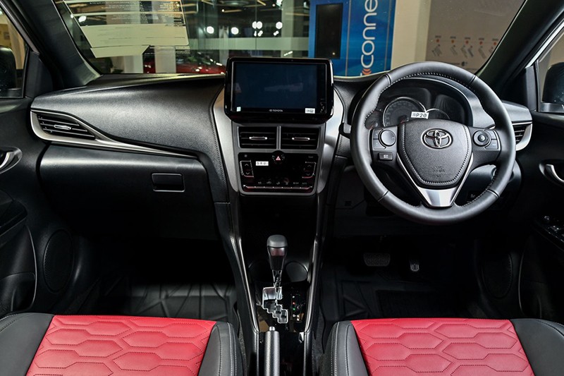 Thiết kế tổng thể nội thất của Toyota Yaris 2024 vẫn giữ nguyên so với xe bán ra tại Việt Nam.