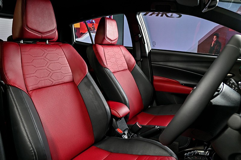 Ghế ngồi của Toyota Yaris 2024 sẽ được phối 2 tông màu đỏ/đen tạo nên phong cách thể thao cho chiếc Hatchback hạng B.