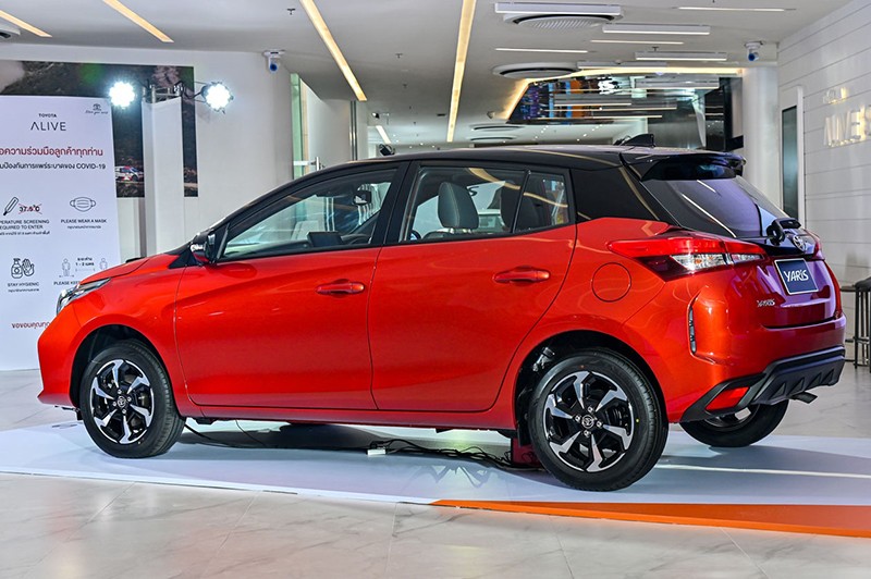 Toyota Yaris 2024 sở hữu 2 tông màu, phía nóc xe, các cột và gương chiếu hậu sơn đen làm gia tăng vẻ trẻ trung. 
