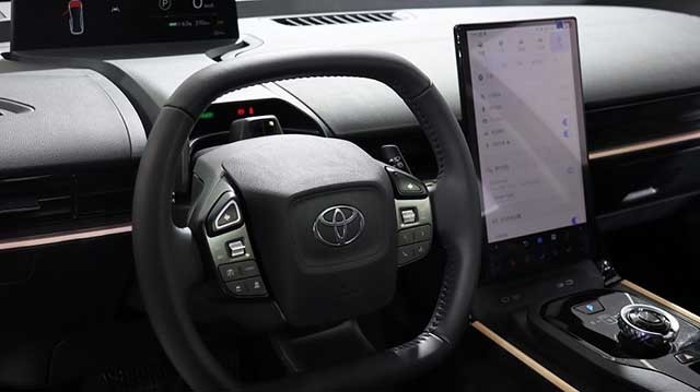 Màn hình cảm ứng giải trí dạng dọc của Toyota bZ3 2023 đặt nổi bật ngay vị trí trung tâm