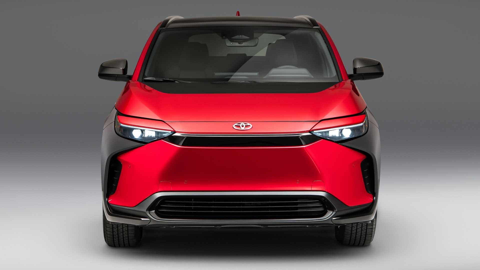 Toyota bZ4X 2023: SUV điện đầu tiên của Toyota, ngoại hình hấp dẫn, vận hành ấn tượng