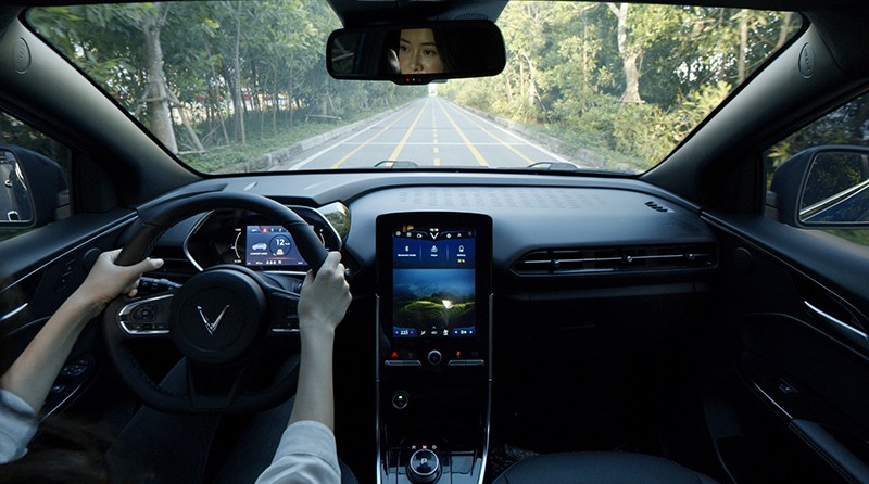 Không gian nội thất VinFast VF e 34 hiện đại với màn hình đa thông tin 7 inch, màn hình trung tâm 10 inch hỗ trợ kết nối Apple CarPlay/Android Auto.