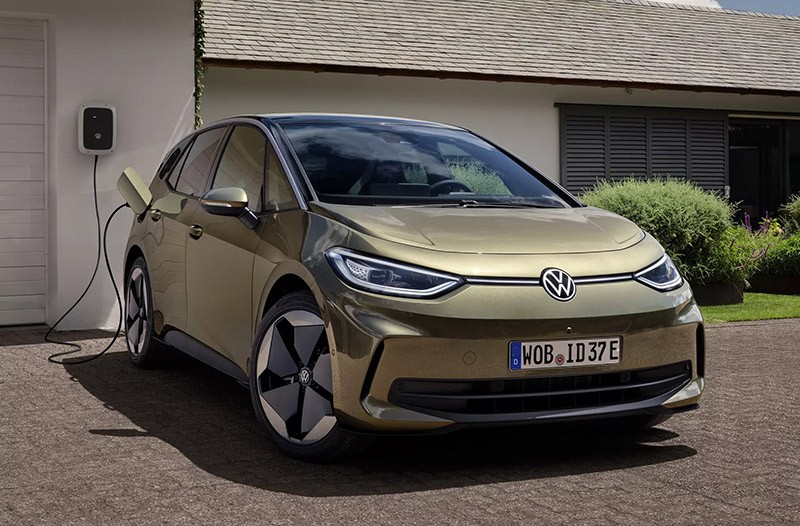 Volkswagen ID.3 2024 còn có hệ thống hỗ trợ người lái thông minh qua cụm từ ra lệnh bằng giọng nói