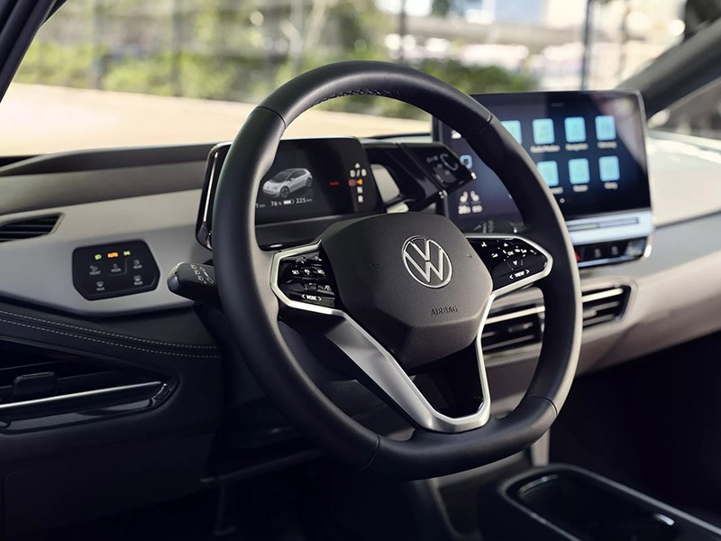Volkswagen ID.3 2024 còn có hệ thống hỗ trợ người lái thông minh qua cụm từ ra lệnh bằng giọng nói 