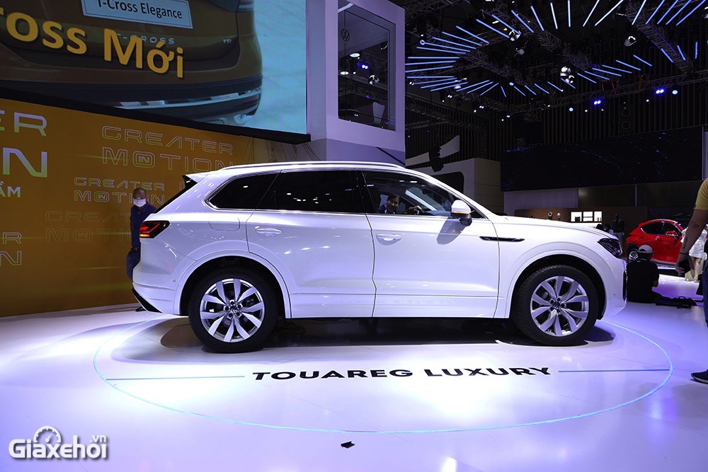 Volkswagen Touareg 2023 nổi bật với nhiều chi tiết crom.