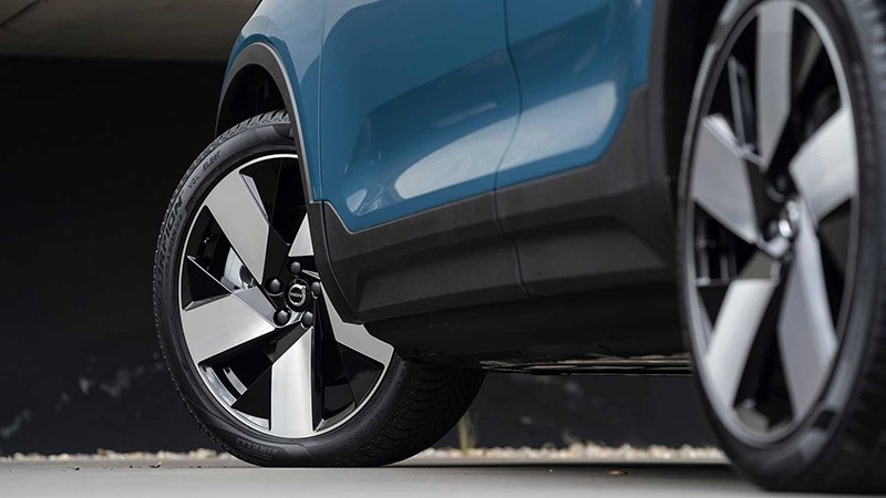 Bộ mâm xe 20 inch là điểm mới của Volvo C40 Recharge 2023 cùng dáng xe Coupe.