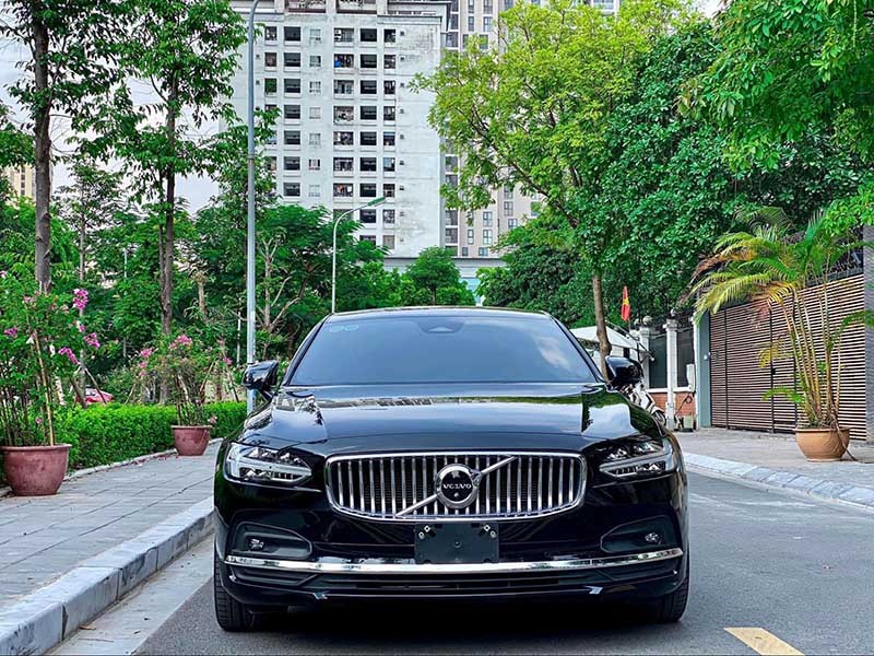 Volvo S90 2023 với phần đầu xe hiện đại.