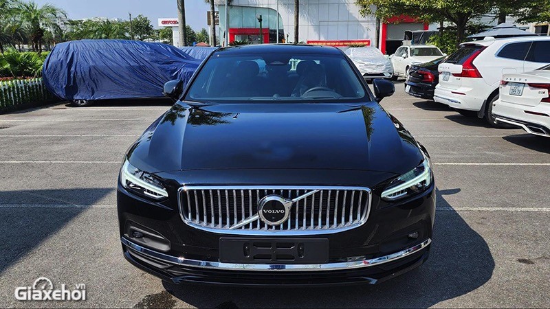 Volvo S90L Ultimate 2023 với đầu xe theo ngôn ngữ thiết kế truyền thống.
