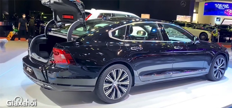 Volvo S90L Ultimate 2023 có thân xe sang trọng.