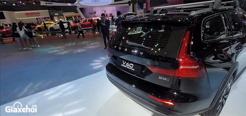Volvo V60 Cross Country Ultimate 2023 có đèn hậu LED.