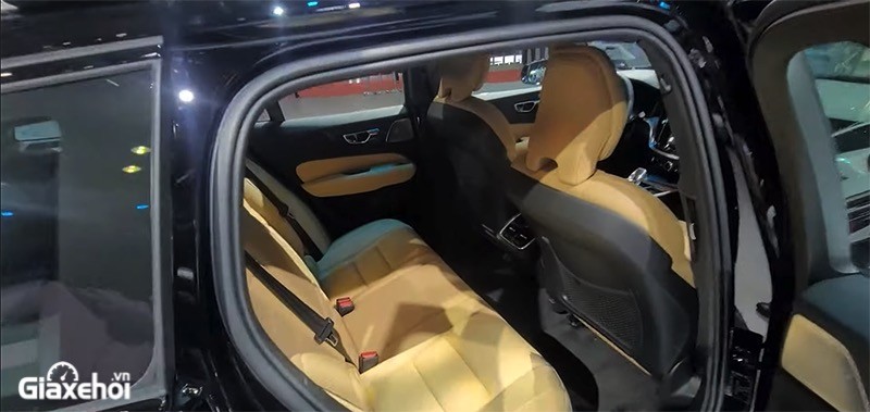 Không gian ghế sau Volvo V60 Cross Country Ultimate 2023.