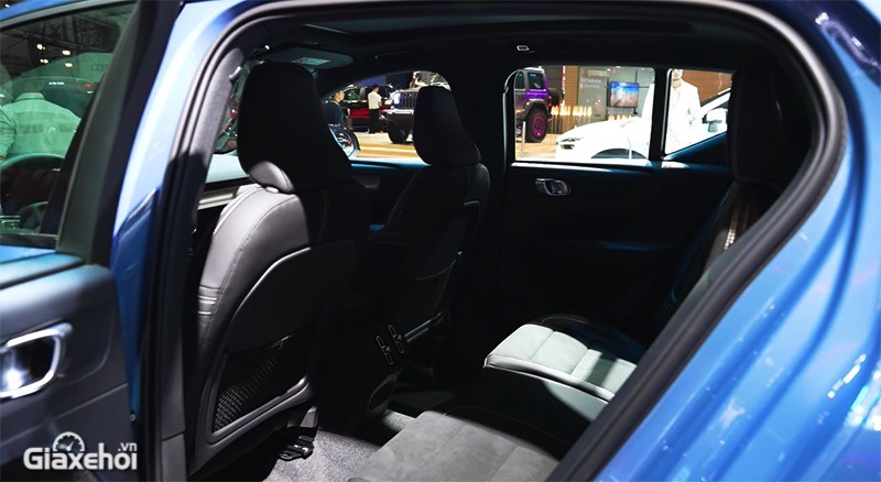 Không gian phía sau xe Volvo XC40 Ultimate 2023 đủ rộng rãi.
